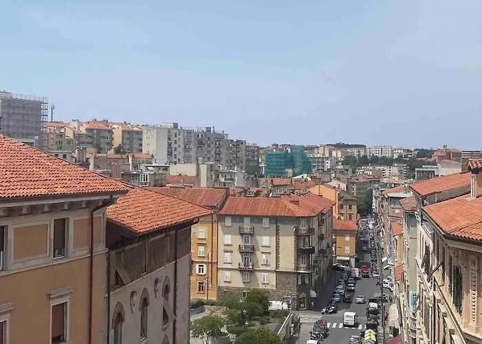 Ueber Den Daechern Von - Parkplatz & E-ladestation Triest